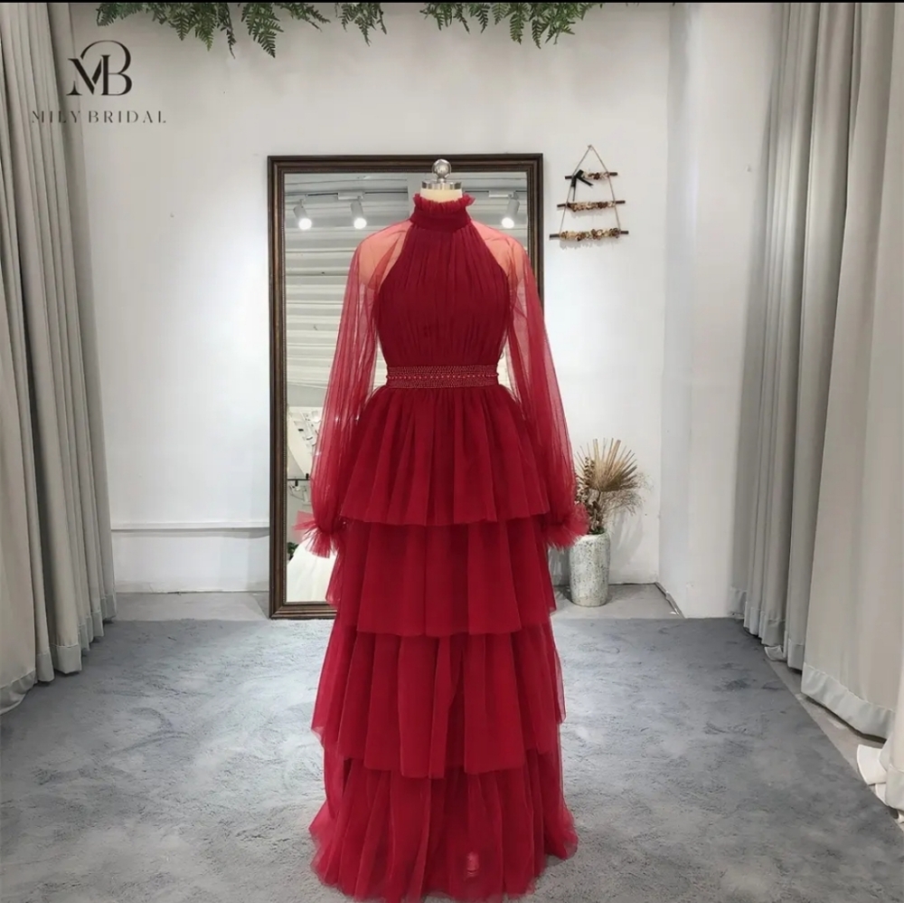 Elegant Red Evening Gown - Picture 1 of 3